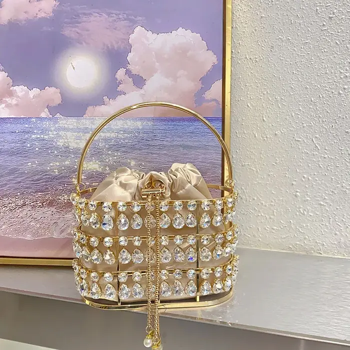 Sac seau clouté de luxe en diamant scintillant