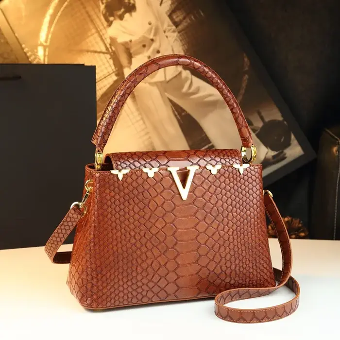 Sac à main à la mode et polyvalent avec une sensation haut de gamme. C'est un sac de niche pour les mamans d'âge moyen
