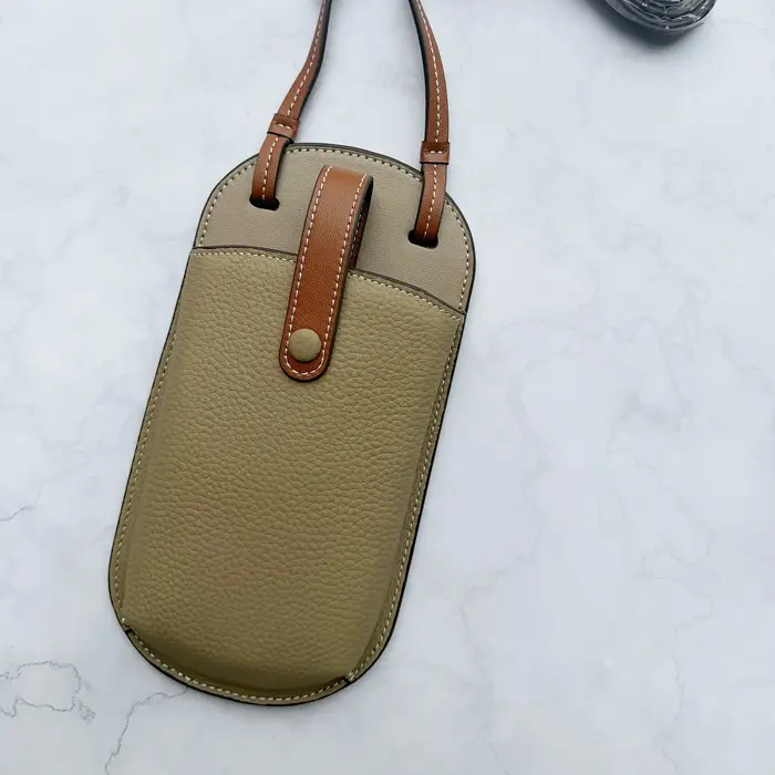 Sac bandoulière en cuir léger et tendance pour femme