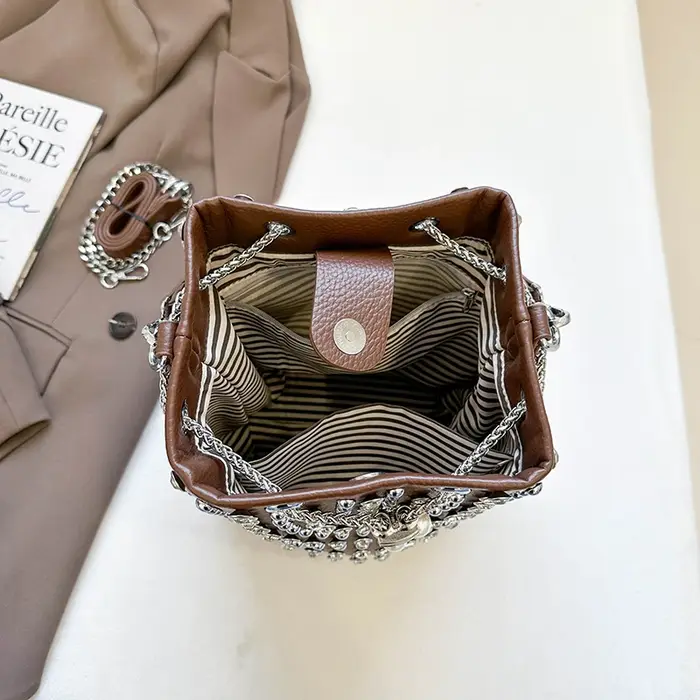 Sac seau clouté LEFTSIDE avec breloque en perles