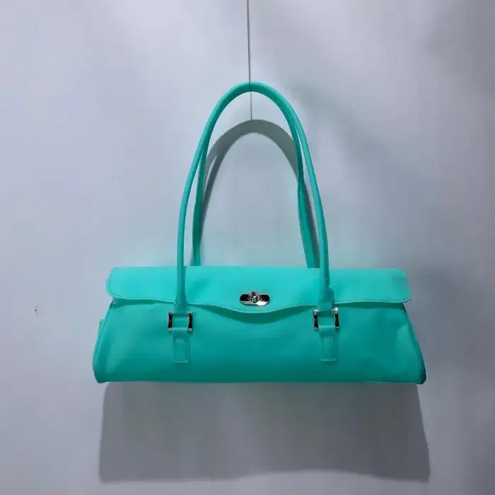 Sac bandoulière texturé en PVC à pois et blocs de couleur