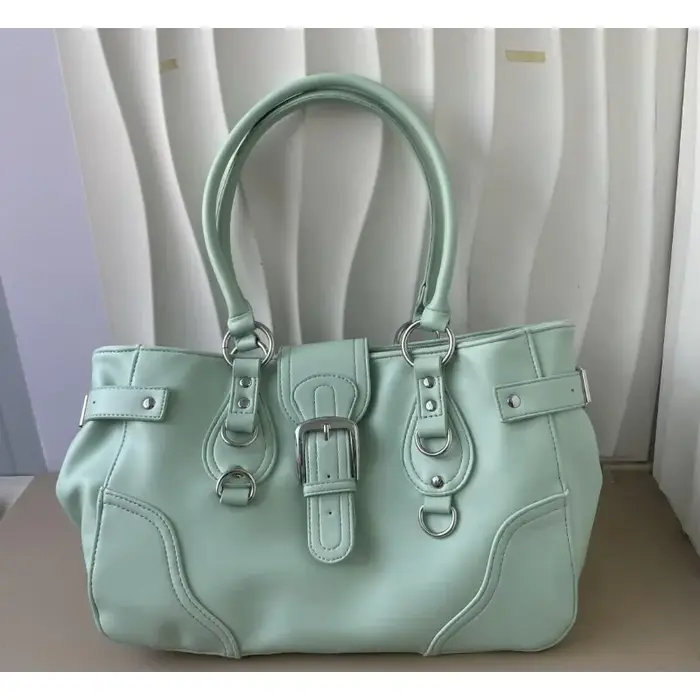 Sac à main en daim beige style Y2K avec boucle et détails anneau argentés