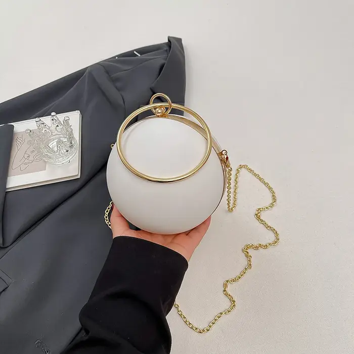 Sac à main avec poignée en anneau en métal