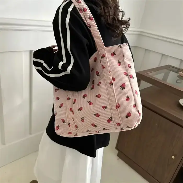 Sac à main en velours côtelé imprimé fraise