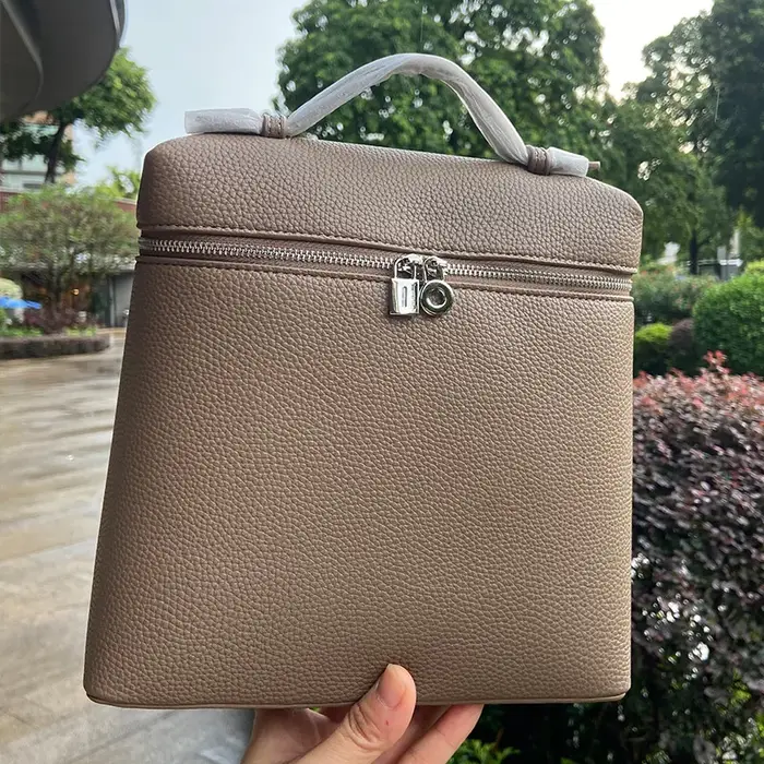 Sac à bandoulière en cuir de vachette pleine fleur avec boucle argentée