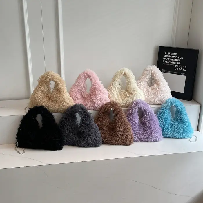 Sac à main violet de styliste en fausse fourrure