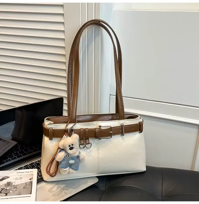 Sac à bandoulière en cuir pour femme avec détail ceinture et ours en peluche