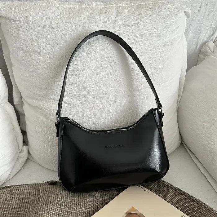 Sac Hobo minimaliste de couleur unie, finition brillante, lettre en relief, sac léger sous les bras 