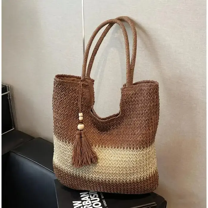 Sac fourre-tout en paille tressée fait main avec pompons