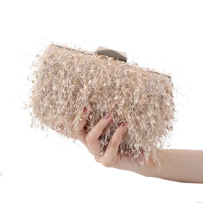 Pochette de soirée à pompon faite à la main