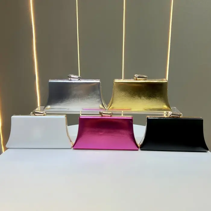 Pochette de soirée trapézoïdale fuchsia métallique brillante avec fermoir doré