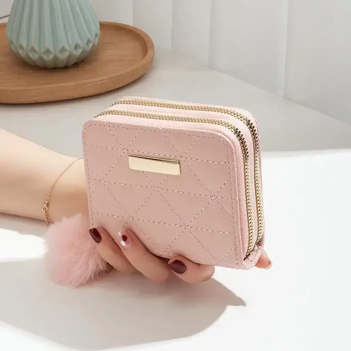 Mini portefeuille matelassé en cuir PU avec double fermeture éclair et pompon moelleux pour les traj