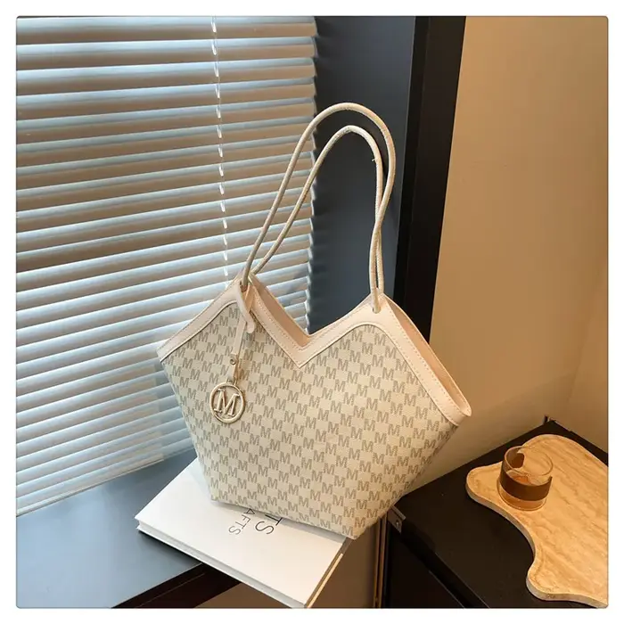 Sac fourre-tout classique à motif monogramme, sac à bandoulière sous les bras avec lettre imprimée s