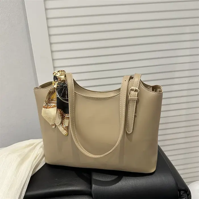 Sac fourre-tout tendance avec accent élégant foulard en soie