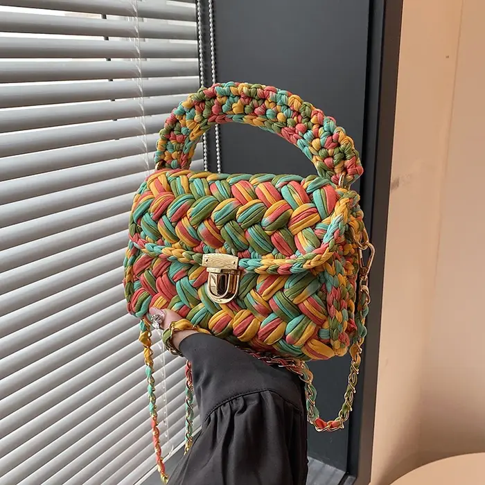 Sac à bandoulière élégant au crochet avec pompon pour dames
