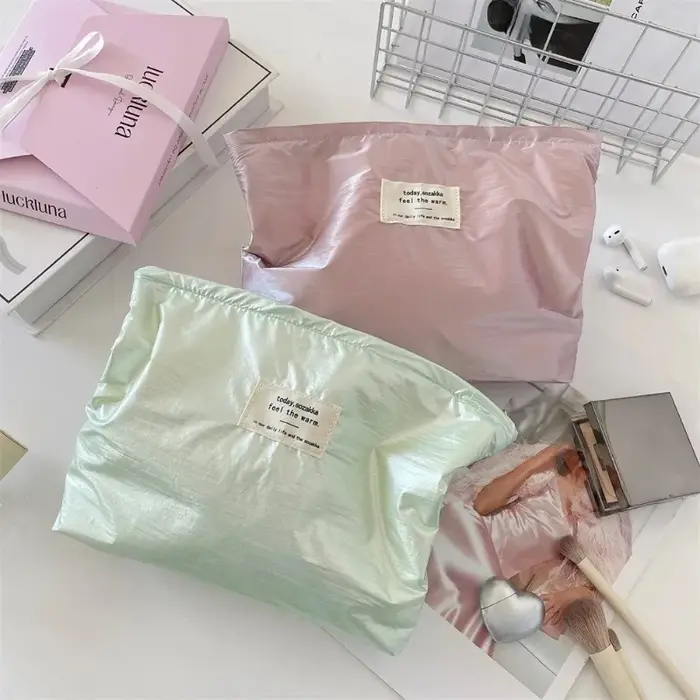 Pochette argentée à paillettes brillantes simples