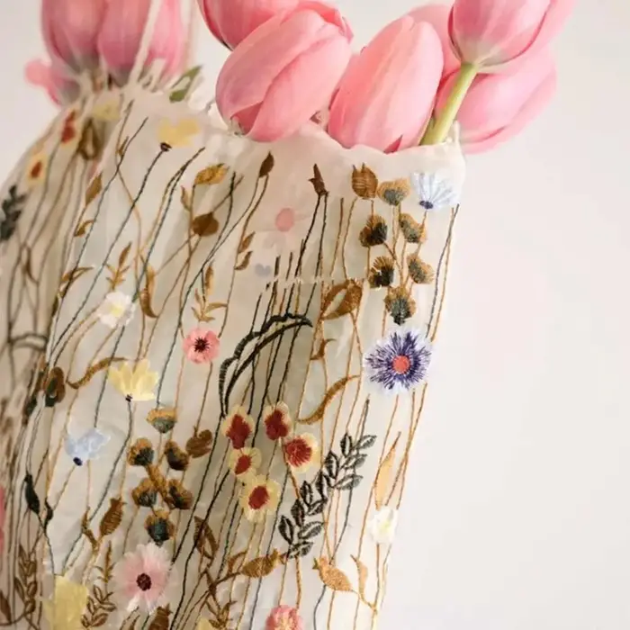 Sac en tissu brodé de fleurs de camélia
