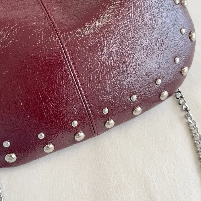 Sac à main vintage bordeaux pour femme, style punk, décorations rivets, sacs à bandoulière chaîne, nouveaux sacs de luxe de créateur 2026 pour femmes