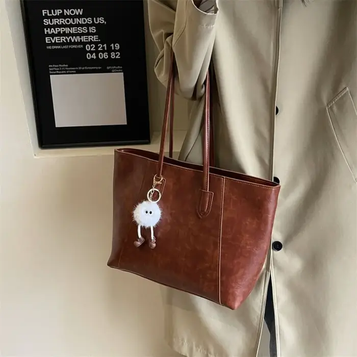 Sac fourre-tout marron polyvalent pour femme avec breloque en fourrure