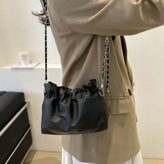 Sac seau élégant en satin plissé avec cordon de serrage et bandoulière chaîne