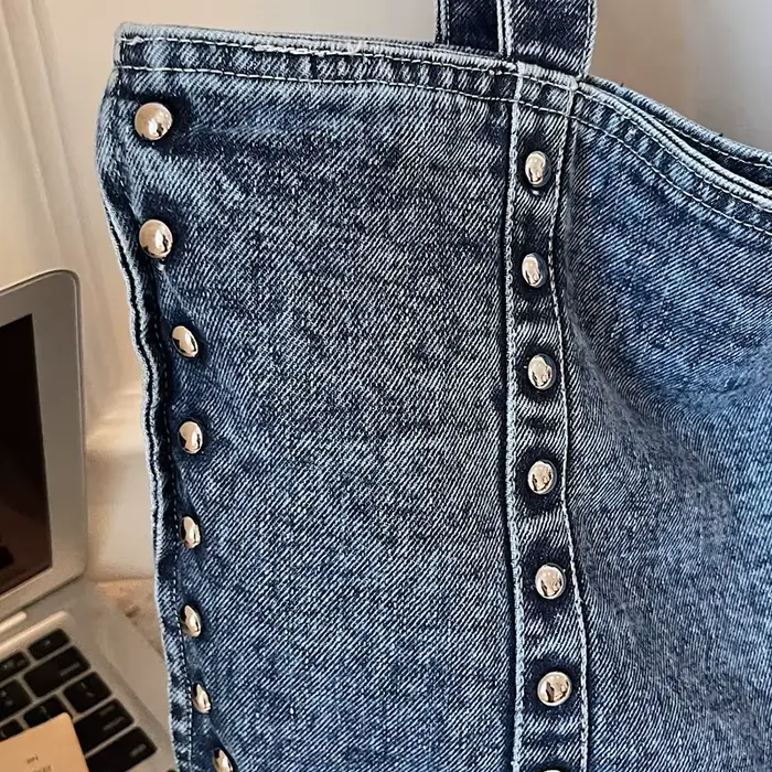 Sac fourre-tout en jean délavé vintage clouté