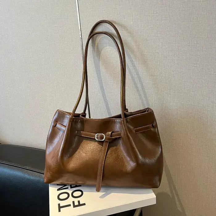 Sac fourre-tout vintage en cuir marron avec breloque perlée et boucle décorative