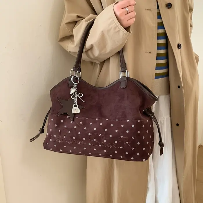 Sac à bandoulière en daim à pois pour femmes