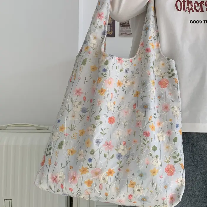 Sac à main léger brodé à fleurs
