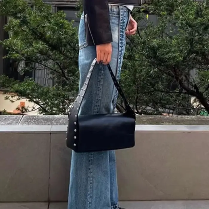 Mode coréenne Rivet sac léger marque de luxe Niche personnalité rétro Cool polyvalent épaule bandoulière sous les bras noir sac de banlieue