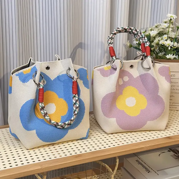 Ce sac à main seau rétro tricoté multicolore est simple et bloquant les couleurs