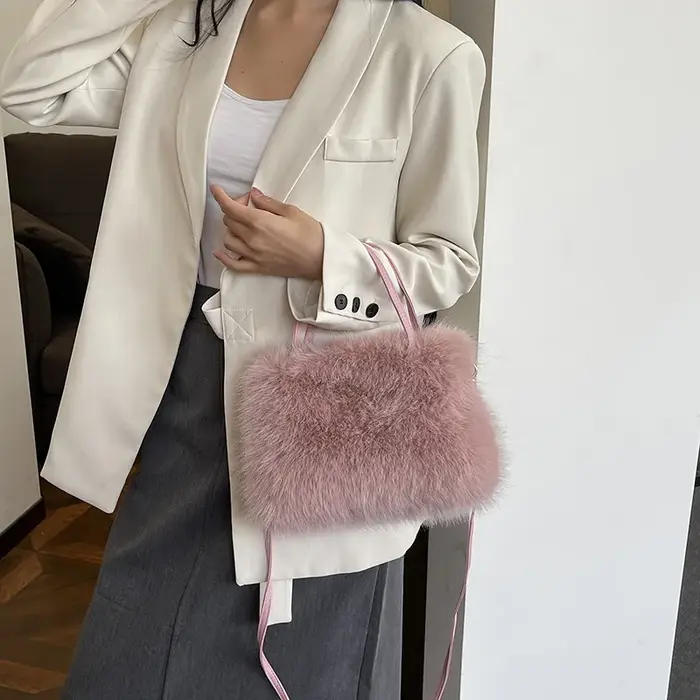 Sacs à main à pompon en fausse fourrure pour femmes, sac à bandoulière en fourrure pour dames, fourre-tout en peluche douce, sacs à bandoulière, mode hiver, nouveau cadeau 2025