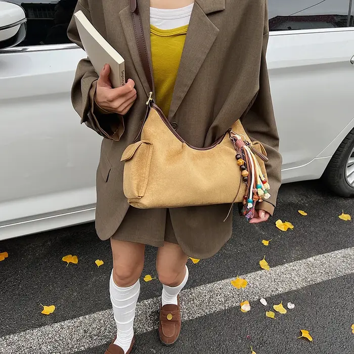 Faux daim couleur unie grande capacité Boston automne nouveau polyvalent 2025 offre spéciale sacs pour les femmes