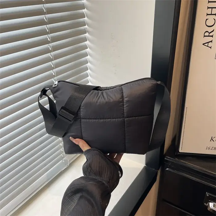 Sac à main pour femme, nouveau sac d'automne et d'hiver, sac à bandoulière simple, léger, décontracté, à la mode, avec broderie.