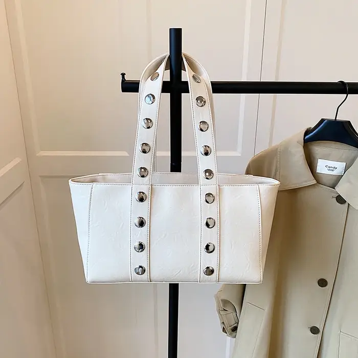 Fourre-tout noir style européen et américain personnalité sac de trajet Rivet Design sac à bandoulière en cuir PU grande capacité bolsa feminin