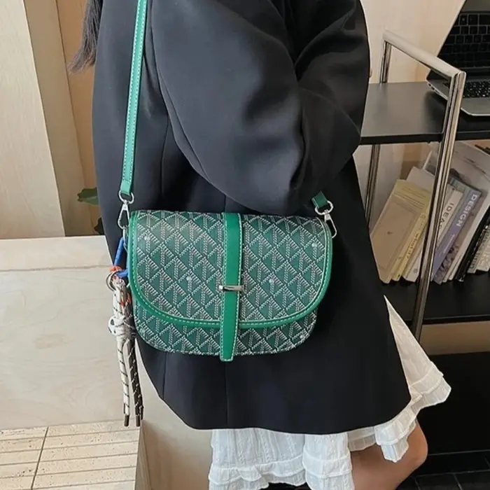 Sac à langer chic et minimaliste : élégant sac bandoulière pour femme avec logo de créateur de luxe et fonction de sac fourre-tout grande capacité