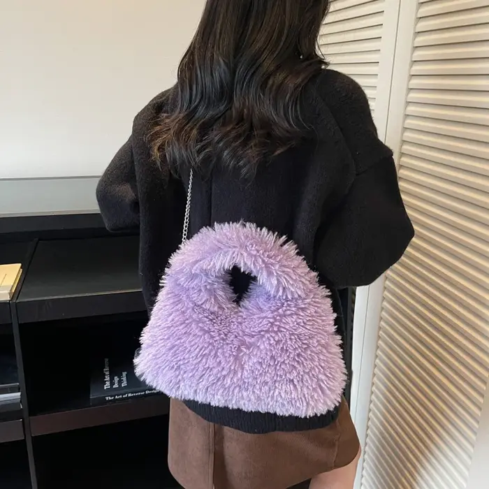 Sac à main violet de styliste en fausse fourrure