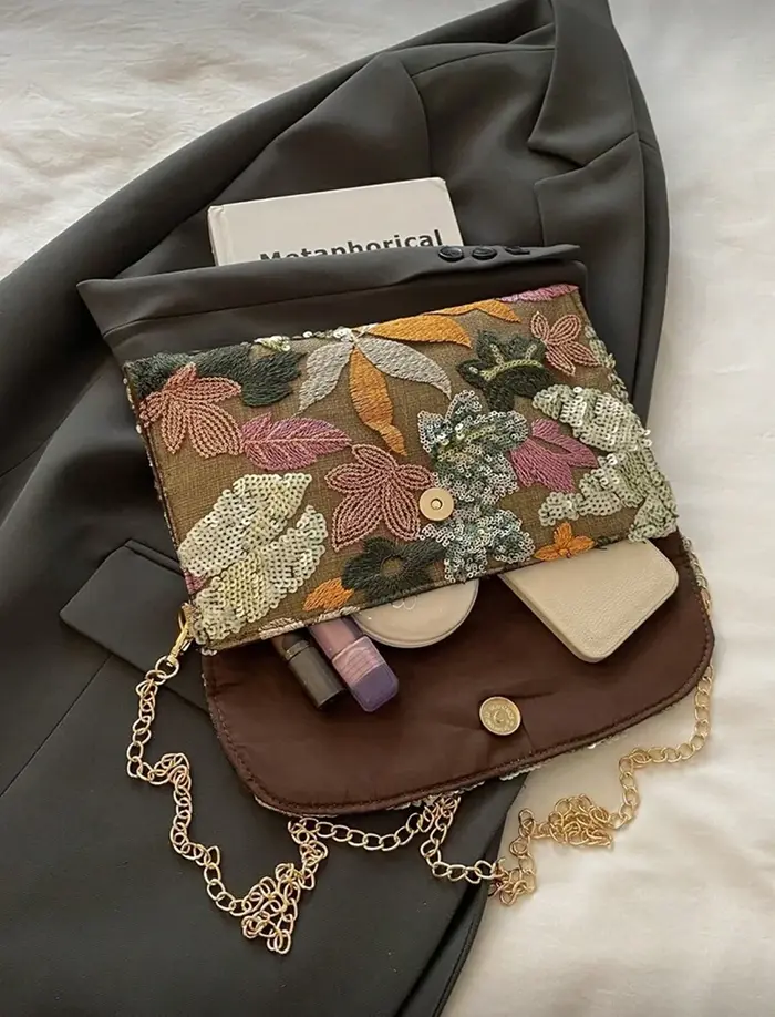 Sac enveloppe brodé de sequins à motifs floraux