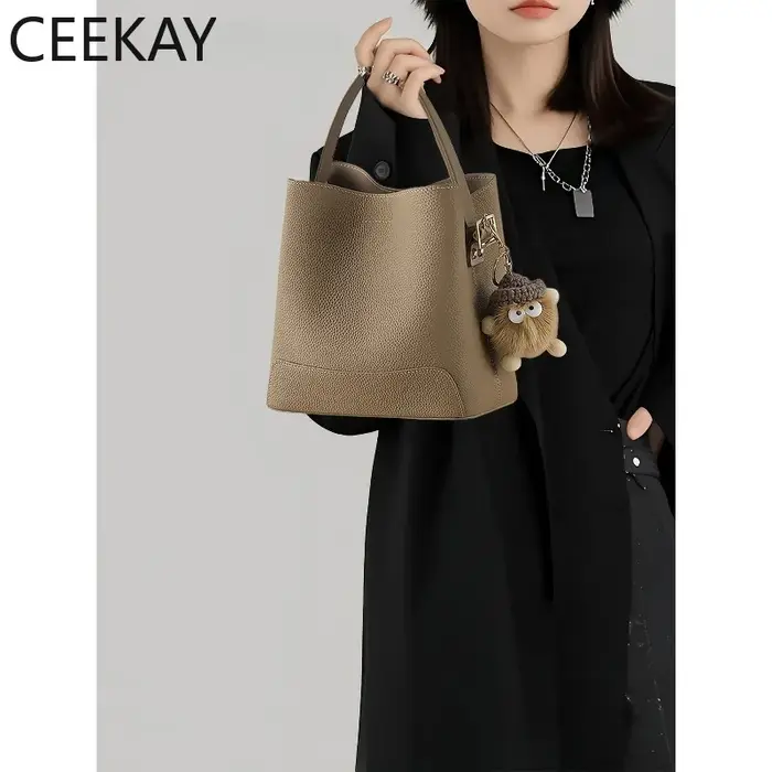Nouveau Sac Seau en Cuir Kaki CEEKAY 2026 – Sac à Bandoulière Minimaliste avec Adorable Pendentif en Peluche – Sac à Main Décontracté pour Femme