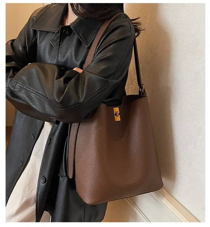 Sac seau minimaliste en similicuir camel, texture grainée avec accent de fermeture à cadenas, sac à 