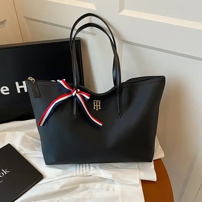 Sac à langer élégant de créateur : Sac à main bandoulière élégant pour femme au look minimaliste et 
