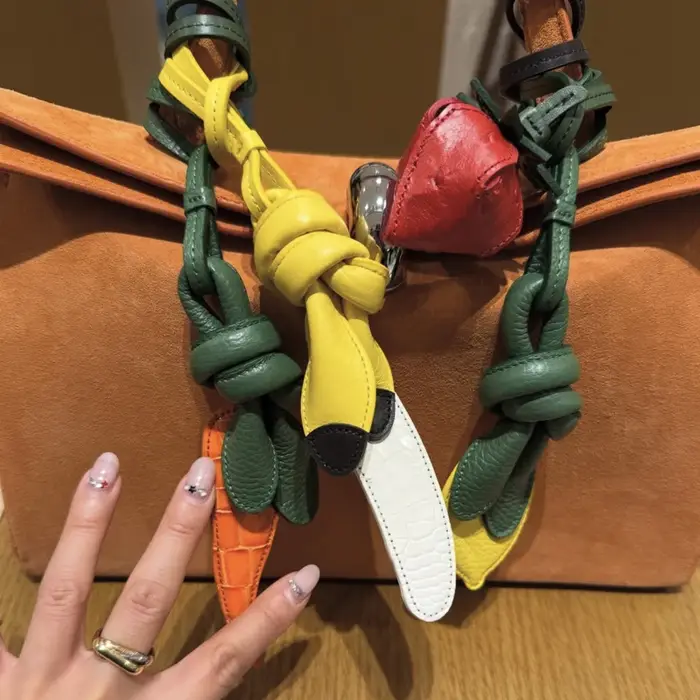 Accessoires de sacs de marque tendance pour sacs à main et pochettes nouveautés 2026 en PU formes de fruits et légumes breloques de créateurs de luxe à combiner pour sac bandoulière