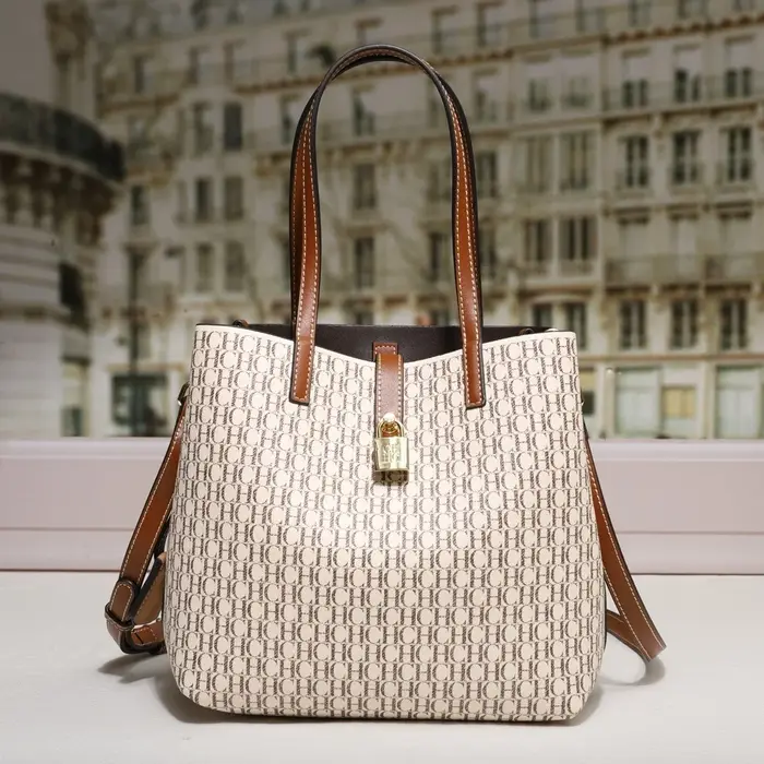Sac fourre-tout CH Exquisite Monogram avec accroche-cadenas, bretelles de qualité supérieure, coutur
