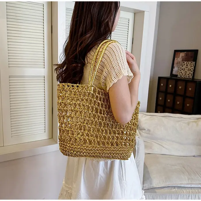 Sac cabas doré tressé à l'épaule