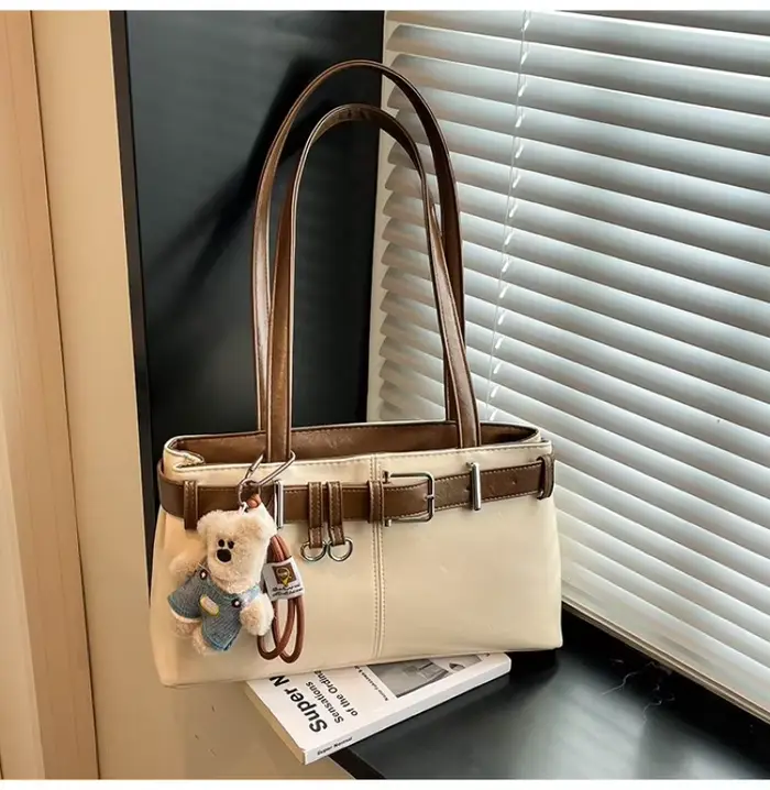 Sac à bandoulière en cuir pour femme avec détail ceinture et ours en peluche