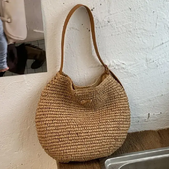 Sac à bandoulière en paille de raphia tressé
