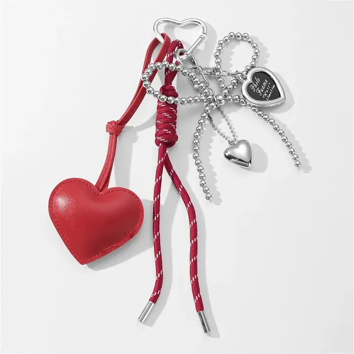 Porte-clés de luxe fait main avec pendentif cœur à pompon et nœud créatif, finition brillante, accessoire de sac mignon