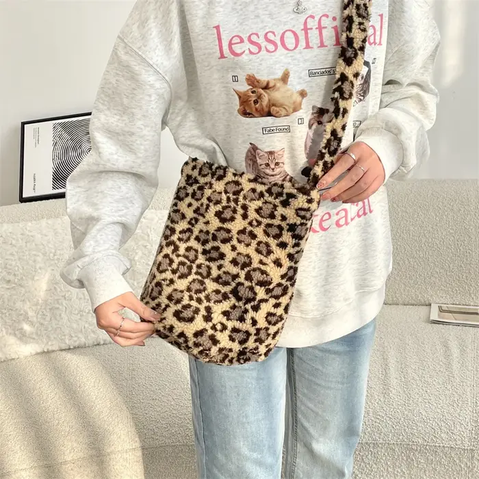 Sac messager vintage en fausse laine d'agneau pour femme