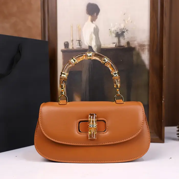Le nouveau sac de selle à main en bambou 2025 est un petit sac à bandoulière polyvalent et haut de gamme pour femmes