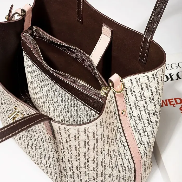 Sac fourre-tout CH Exquisite Monogram avec accroche-cadenas, bretelles de qualité supérieure, coutur