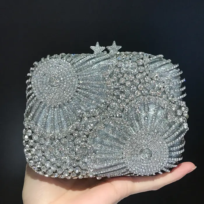 Pochette de soirée ornée de bijoux de luxe
